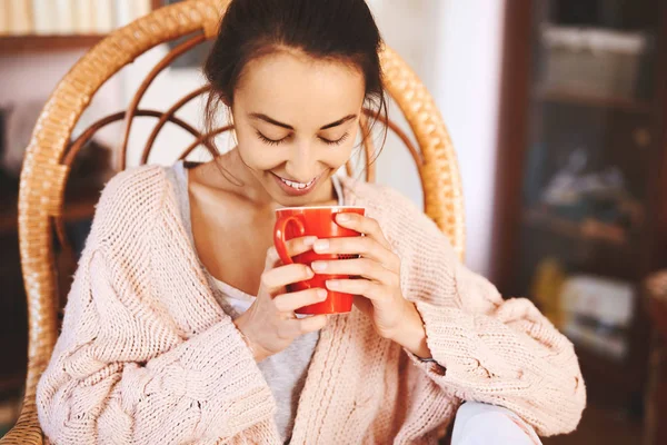 Weiches Foto Einer Frau Korbstuhl Mit Einer Tasse Kaffee Frau — Stockfoto