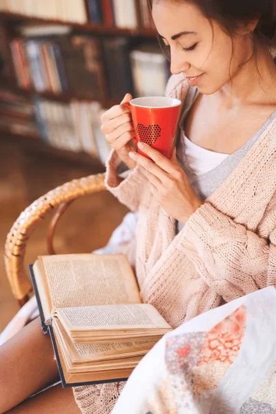 Foto Suave Mujer Una Silla Mimbre Con Libro Viejo Taza — Foto de Stock