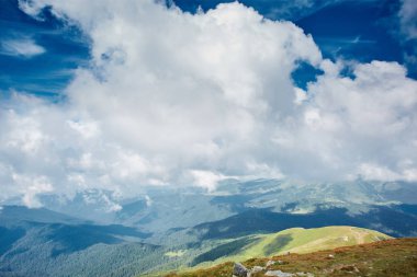 Chornohora dağ sırtı ve güzel bulutlu gökyüzü güzel görünümünü Hoverla dağının yamaçlarında. doğal manzaralı sis kefen herdem yeşil iğne yapraklılar ile düşük yalancı bulut dağ yamacı