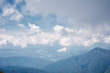 Chornohora dağ sırtı ve güzel bulutlu gökyüzü güzel görünümünü Hoverla dağının yamaçlarında. doğal manzaralı sis kefen herdem yeşil iğne yapraklılar ile düşük yalancı bulut dağ yamacı