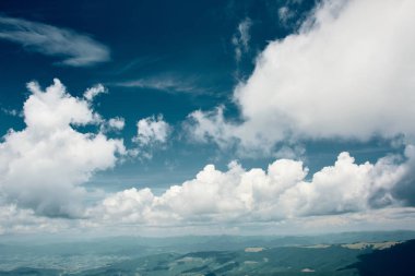 Chornohora dağ sırtı ve güzel bulutlu gökyüzü güzel görünümünü Hoverla dağının yamaçlarında. doğal manzaralı sis kefen herdem yeşil iğne yapraklılar ile düşük yalancı bulut dağ yamacı
