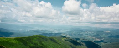 Chornohora dağ sırtı ve güzel bulutlu gökyüzü güzel görünümünü Hoverla dağının yamaçlarında. doğal manzaralı sis kefen herdem yeşil iğne yapraklılar ile düşük yalancı bulut dağ yamacı