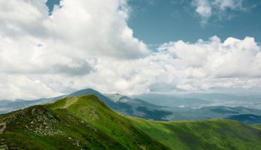 Chornohora dağ sırtı ve güzel bulutlu gökyüzü güzel görünümünü Hoverla dağının yamaçlarında. doğal manzaralı sis kefen herdem yeşil iğne yapraklılar ile düşük yalancı bulut dağ yamacı