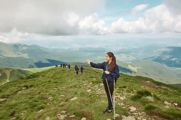 Турист наслаждается видом на горы пейзажа. Карпаты, Украина — стоковое фото