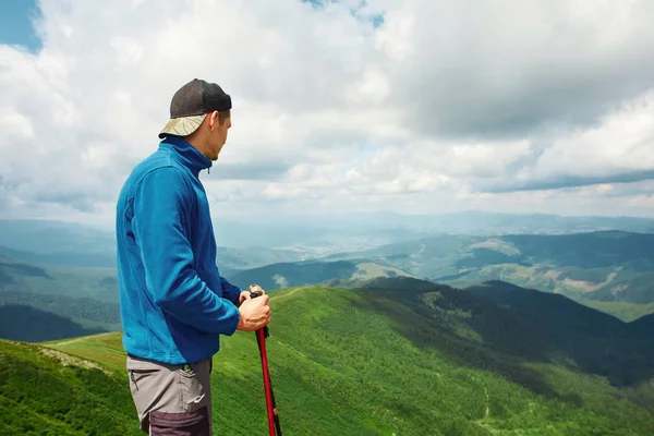 산 경치를 즐기는 등산객. Carpathians, 우크라이나 — 스톡 사진