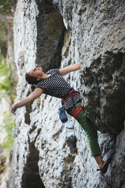 Vista Laterale Arrampicatore Ragazza Pantaloni Verde Brillante Arrampicata Sulla Scogliera — Foto Stock