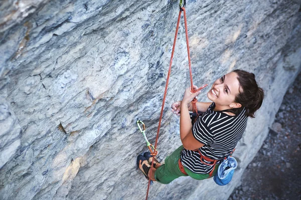 Vista Laterale Arrampicatore Ragazza Pantaloni Verde Brillante Arrampicata Sulla Scogliera — Foto Stock