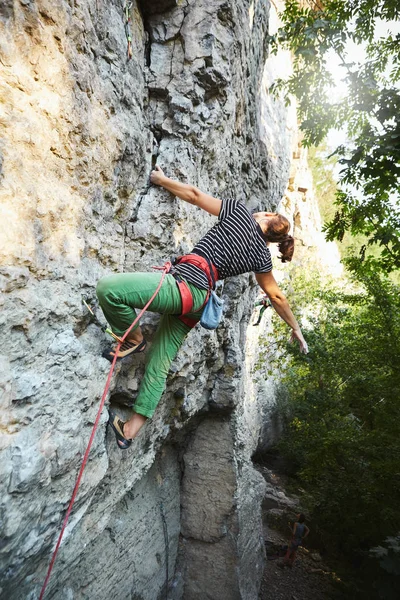 Vista Laterale Arrampicatore Ragazza Pantaloni Verde Brillante Arrampicata Sulla Scogliera — Foto Stock