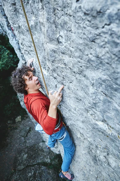 Hochseilklettern Blick Von Oben Auf Einen Jungen Bergsteiger Hellblauer Hose — Stockfoto