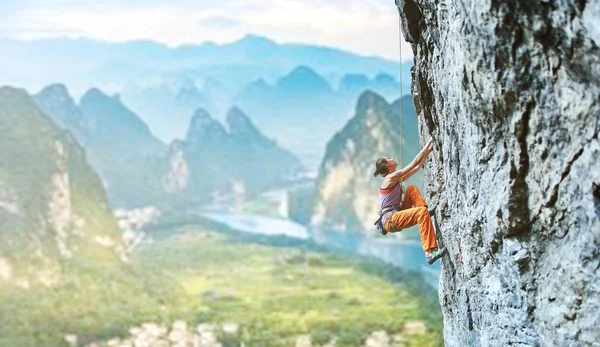 Side View Young Slim Woman Rock Climber Bright Orange Pants — Stock Photo, Image