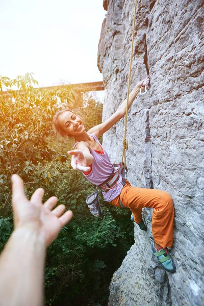 Vista Laterale Giovane Donna Magra Arrampicatrice Pantaloni Arancione Brillante Arrampicata — Foto Stock