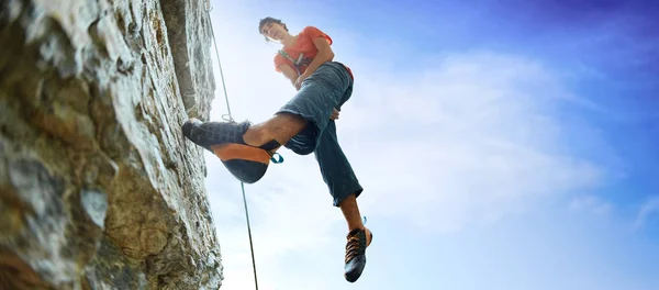 Amplia Vista Angular Del Escalador Masculino Acantilado Contra Cielo Azul — Foto de Stock