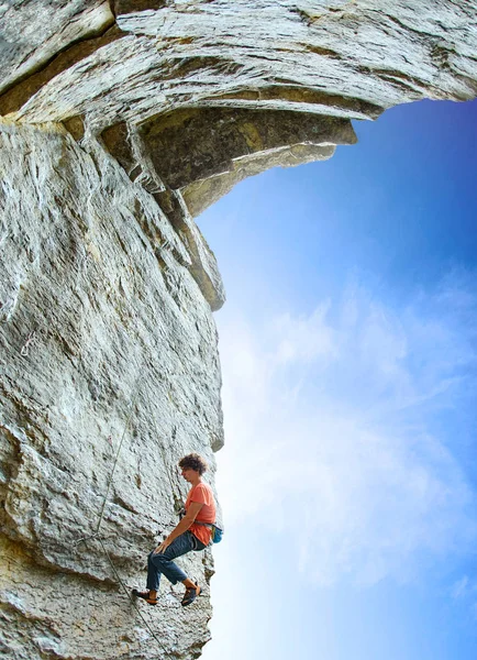 Wide Angle View Male Rock Climber Rock Climber Climbs Rocky — Stock Photo, Image