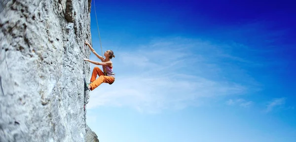 Seitenansicht Einer Jungen Schlanken Bergsteigerin Leuchtend Orangefarbener Hose Die Der — Stockfoto