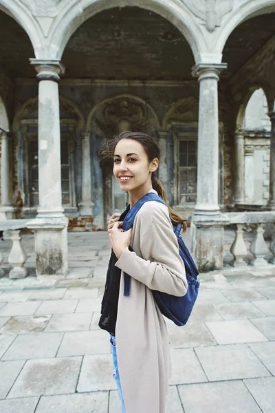 yürüyen kadın turist ve Lviv, Ukrayna eski tarihi yerleri gezi yapmak