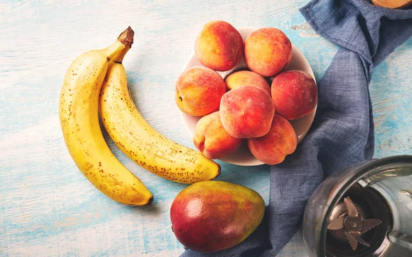 Υλικά Για Ένα Τροπικό Φρούτο Smoothie Μάνγκο Ροδάκινο Και Μπανάνα — Φωτογραφία Αρχείου