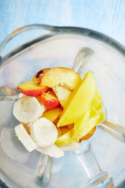 Υλικά Για Ένα Τροπικό Φρούτο Smoothie Μάνγκο Ροδάκινο Και Μπανάνα — Φωτογραφία Αρχείου