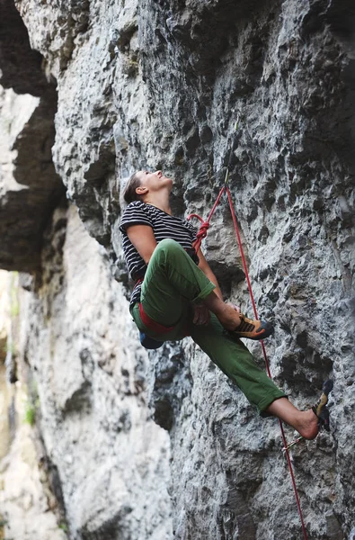 Vista Laterale Arrampicatore Ragazza Pantaloni Verde Brillante Arrampicata Sulla Scogliera — Foto Stock