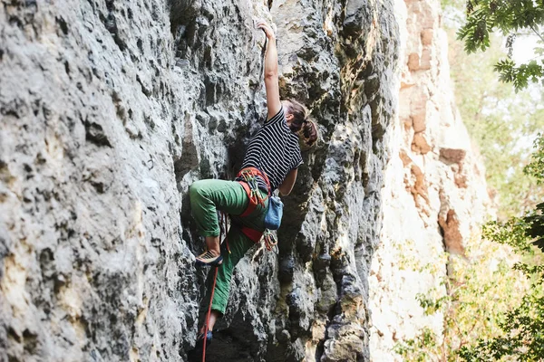 Kadın Dağcı Parlak Yeşil Yan Görünüm Cliff Üzerinde Tırmanma Pantolon — Stok fotoğraf