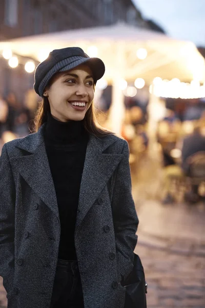 Retrato de joven hermosa mujer morena de moda posando en la calle en otoño . — Foto de Stock