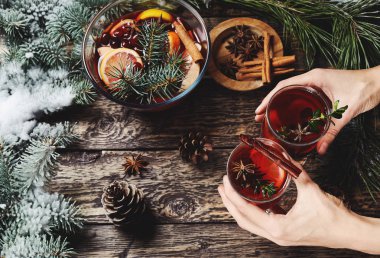 Noel ve festival dönemi için mulled şarap gözlükle holding eller