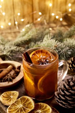 Noel sıcak kırmızı şarap veya baharat ve çam dalları bir ahşap rustik masada meyve ile grog mulled. Noel zamanda geleneksel sıcak içecek.