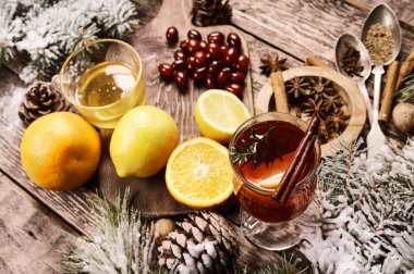 Düz malzemeler forchristmas sıcak sıcak kırmızı şarap baharat ve meyve çam dalları ile ahşap rustik masaya yatırın. Geleneksel sıcak içecek, mulled şarap veya grog, Noel zamanı. Boşaltmak üstten görünüm