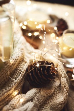 Köknar koni, ışıklar, yumurta likörü ve eşarp ile Noel arka plan