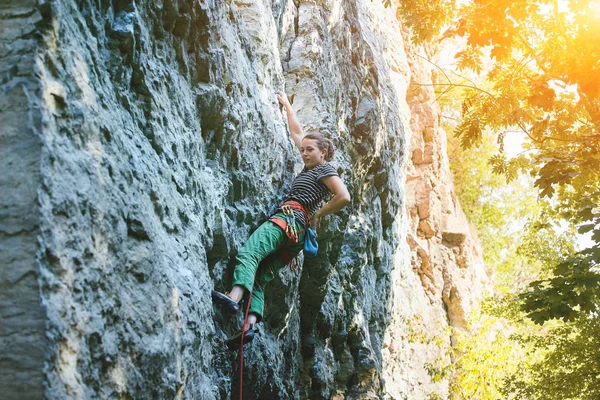 Widok Boczny Arywista Kobieta Jasne Zielone Spodnie Wspinaczka Klifie Alpinista — Zdjęcie stockowe