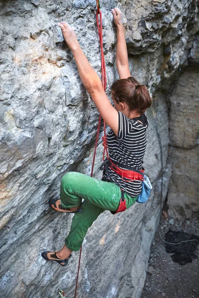 Seitenansicht Der Bergsteigerin Leuchtend Grüner Hose Die Eine Herausfordernde Route — Stockfoto