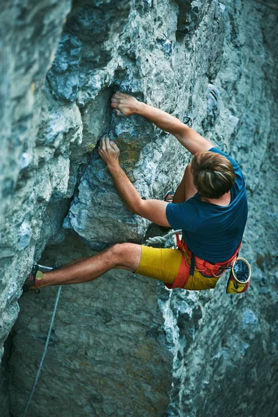 Escalada en roca. hombre escalador escalador escalando la ruta desafiante en la pared rocosa — Foto de Stock