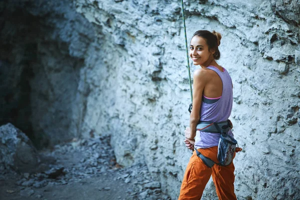 Donna Attraente Arrampicatore Roccia Assicuratore Con Corda Dispositivo Assicurazione — Foto Stock