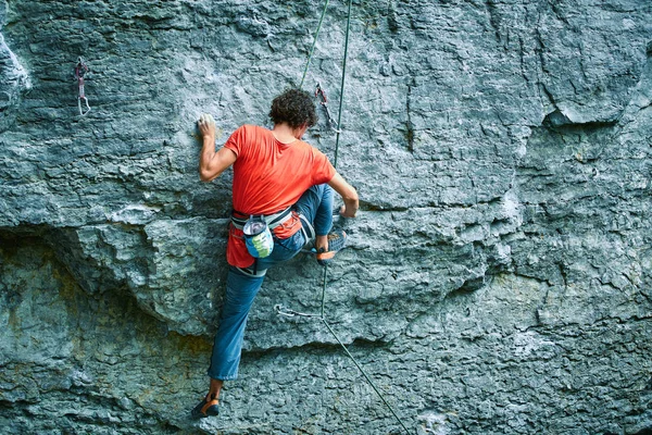 Achteraanzicht Van Man Rock Klimmer Helder Blauwe Broek Klimmen Klif — Stockfoto