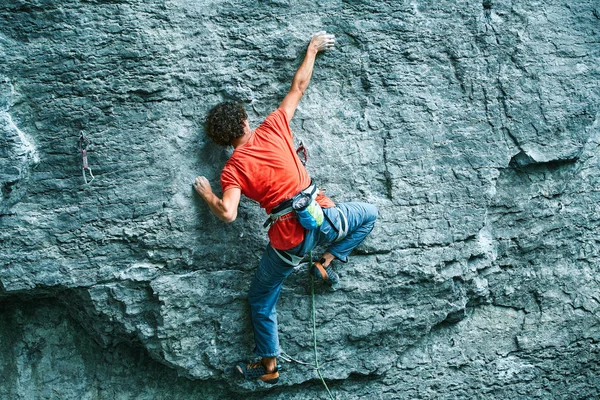 Back View Man Rock Climber Bright Blue Pants Climbing Cliff — Stock Photo, Image