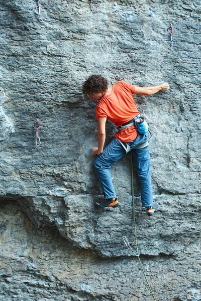 Zadní Pohled Člověka Horolezec Zářivě Modré Kalhoty Lezení Skále Horolezec — Stock fotografie