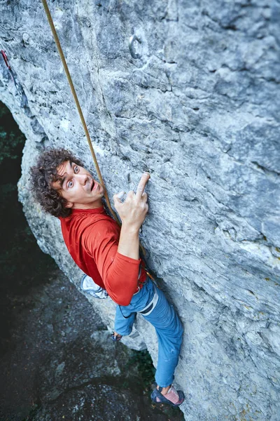 Hochseilklettern Blick Von Oben Auf Einen Jungen Bergsteiger Hellblauer Hose — Stockfoto