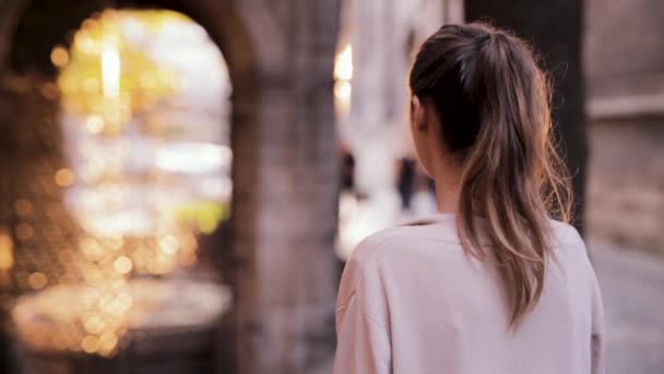 Primer plano de la mujer morena feliz al aire libre — Vídeo de stock