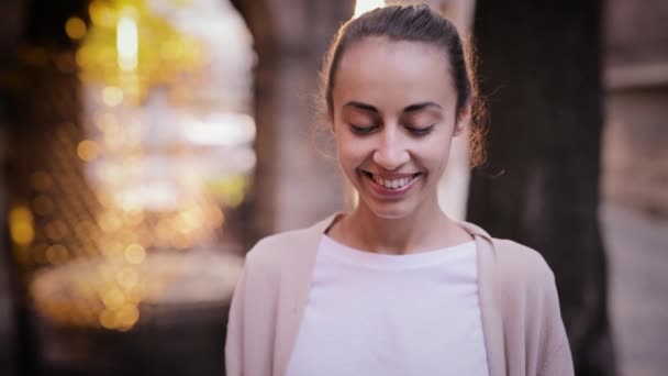 Крупним планом щаслива брюнетка жінка на відкритому повітрі — стокове відео