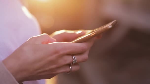 Primer plano mujeres manos sosteniendo el teléfono y mensajes de texto — Vídeos de Stock