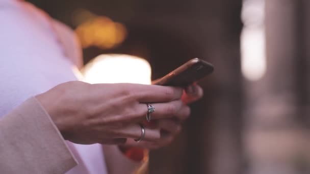 Крупным планом женские руки держат телефон и смс — стоковое видео