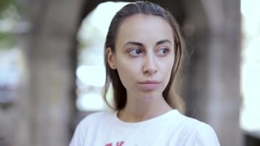 Dramatik güzel esmer kadının yakın