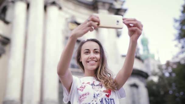 Hermosa chica adolescente en el casco antiguo — Vídeos de Stock