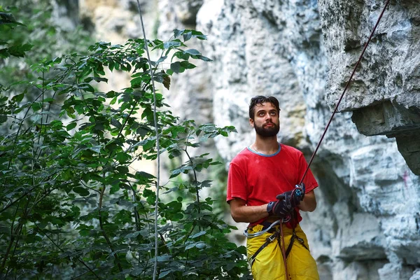 Бородатий Чоловік Скелястий Альпініст Мотузкою Пристроєм Відмотування Під Скелею — стокове фото