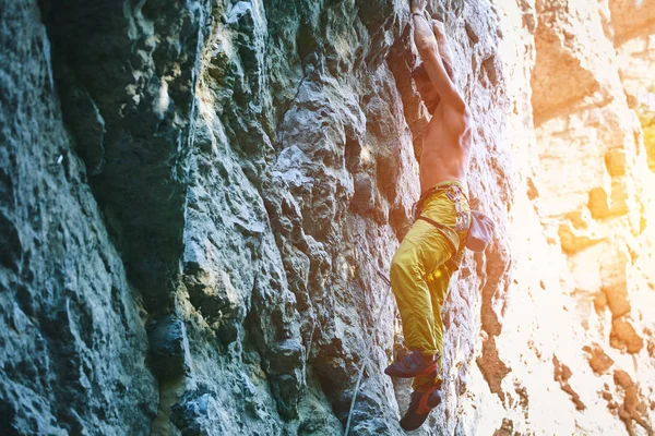 Arrampicata. uomo arrampicatore arrampicatore la via impegnativa sulla parete rocciosa — Foto Stock