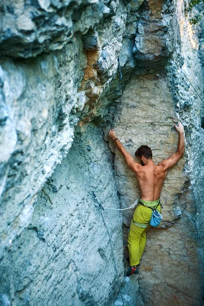 Klippklättring. man rock klättrare klättrar utmanande rutten på kalksten väggen — Stockfoto