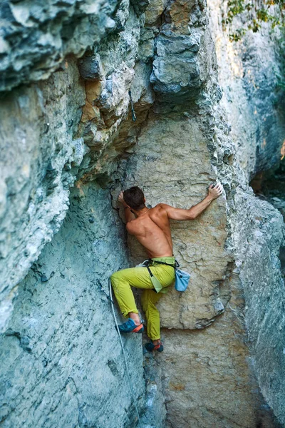 Скелелазіння. людина скелястий альпініст піднімається складним маршрутом на вапняковій стіні — стокове фото