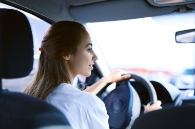 geri arabaya bir kadını sürücüsü görüntülemek