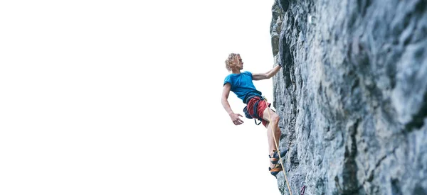 Escalador de roca macho descansando mientras escalaba la ruta desafiante en la pared rocosa — Foto de Stock