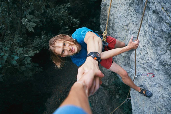 Kaya tırmanışı. zorlu yol kireçtaşı duvardaki adam rock tırmanma — Stok fotoğraf