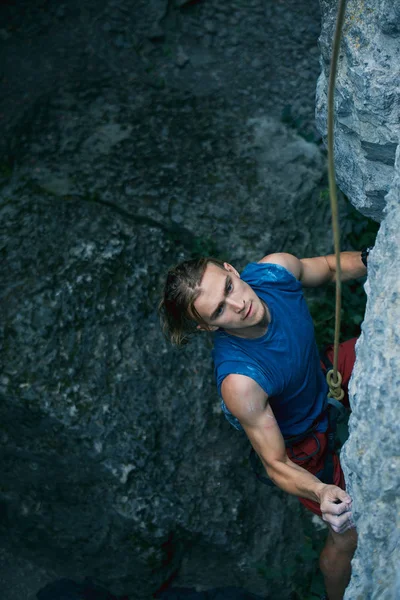 Klettern. Bergsteiger erklimmt die anspruchsvolle Route an der Kalksteinwand — Stockfoto